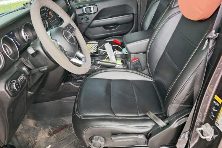Used Jeep Wrangler 2019 2.0T Sahara Four-Door Version China VI Emission Standard Left Front Seat