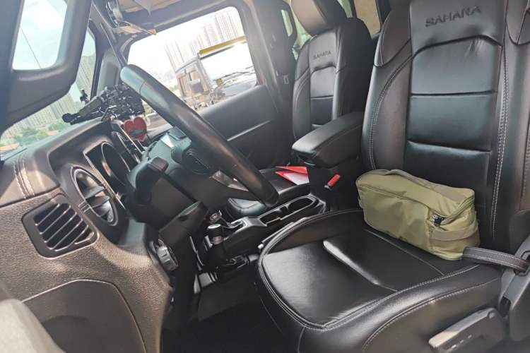 Used Jeep Wrangler 2019 2.0T Sahara Four-Door Version China VI Emission Standard Left Front Seat