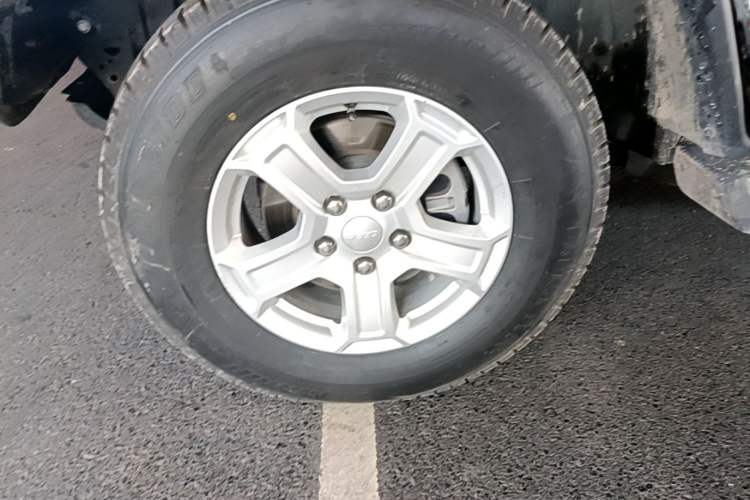 Used Jeep Wrangler 2019 2.0T Sahara Four-Door Version China VI Emission Standard Left Front Wheel Hub