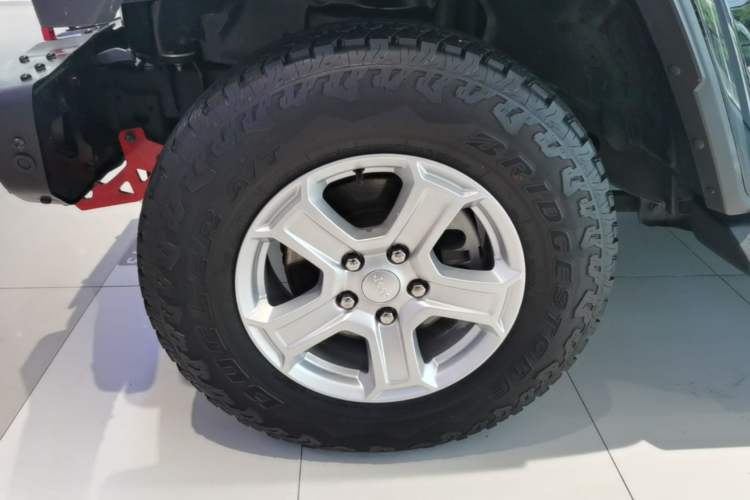 Used Jeep Wrangler 2019 2.0T Sahara Four-Door Version China VI Emission Standard Left Front Wheel Hub