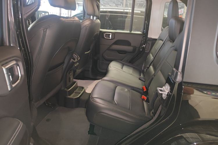 Used Jeep Wrangler 2019 2.0T Sahara Four-Door Version China VI Emission Standard Left Rear Seat