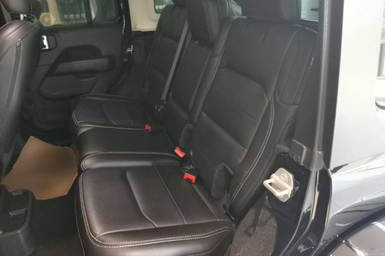 Used Jeep Wrangler 2019 2.0T Sahara Four-Door Version China VI Emission Standard Left Rear Seat