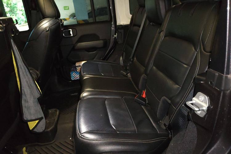 Used Jeep Wrangler 2019 2.0T Sahara Four-Door Electric Convertible China VI Emission Standard Left Rear Seat