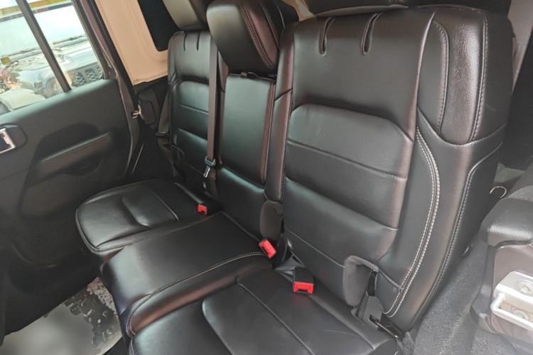 Used Jeep Wrangler 2019 2.0T Sahara Four-Door Version China VI Emission Standard Left Rear Seat