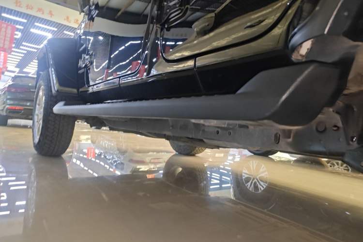 Used Jeep Wrangler 2019 2.0T Sahara Four-Door Version China VI Emission Standard Left Side Sill