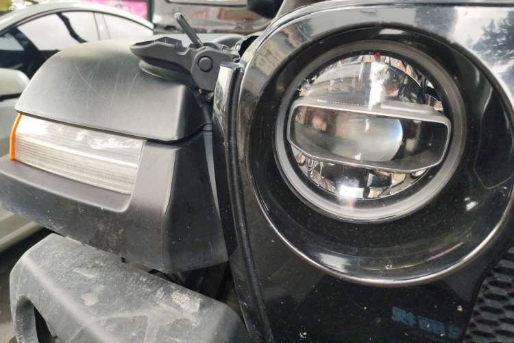 Used Jeep Wrangler 2019 2.0T Sahara Four-Door Version China VI Emission Standard Right Front Headlight