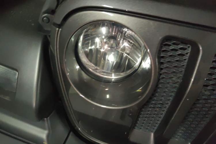 Used Jeep Wrangler 2019 2.0T automatic four-door hardtop parallel imported vehicle Right Front Headlight
