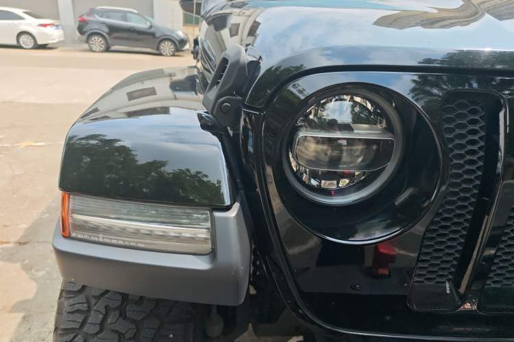 Used Jeep Wrangler 2019 2.0T Sahara Four-Door Version China VI Emission Standard Right Front Headlight