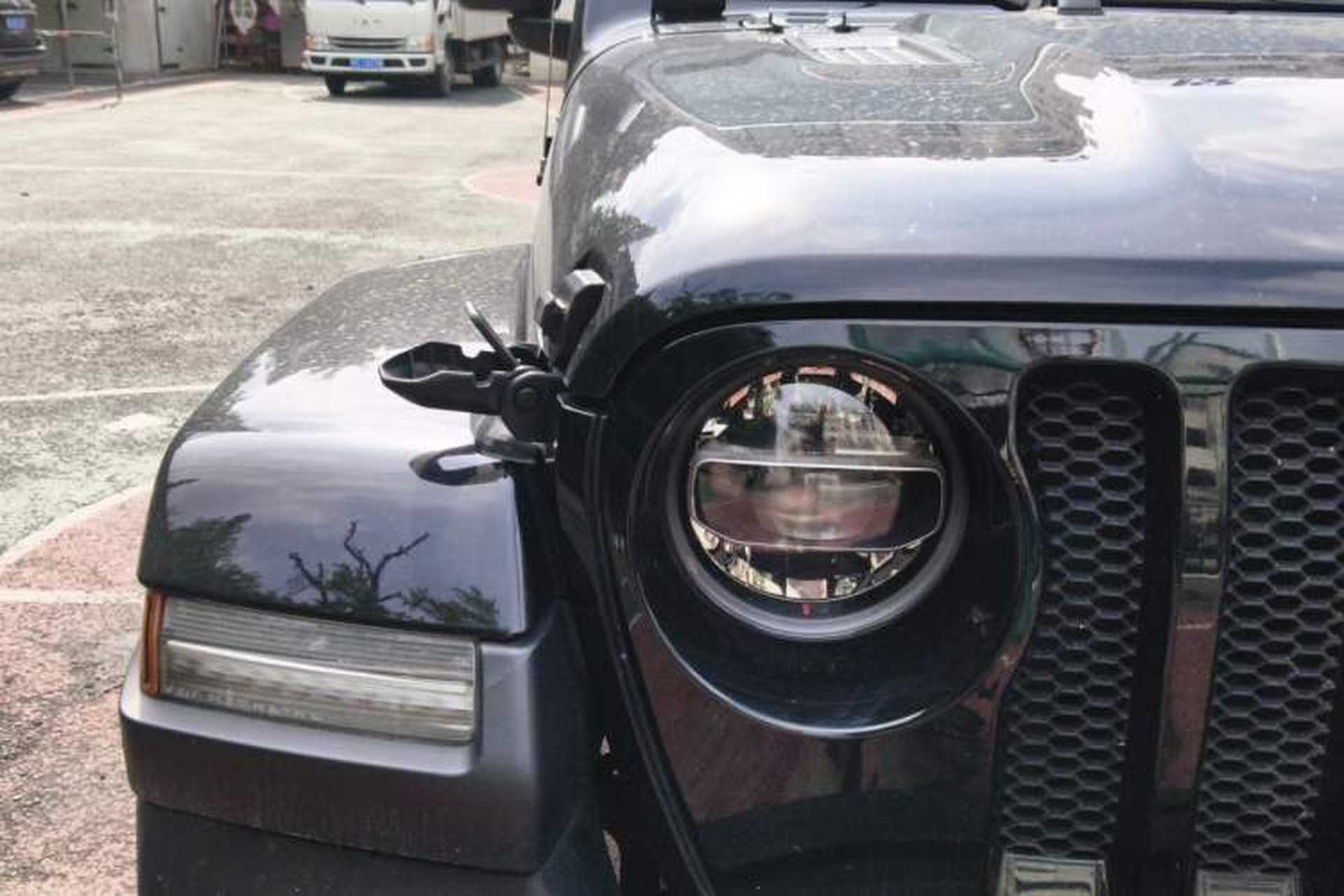 Used Jeep Wrangler 2019 2.0T Sahara Four-Door Electric Convertible China VI Emission Standard Right Front Headlight