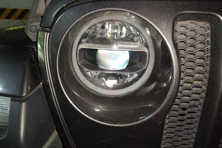 Used Jeep Wrangler 2019 2.0T Sahara Four-Door Electric Convertible China VI Emission Standard Right Front Headlight