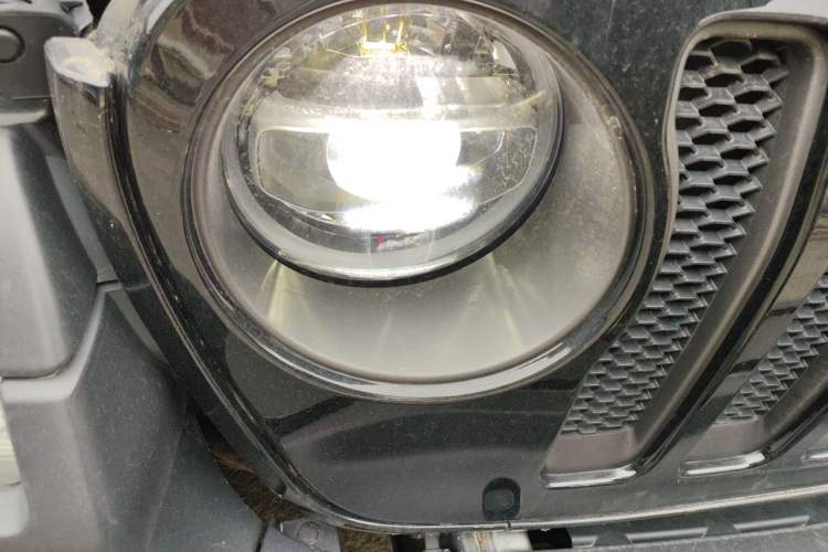 Used Jeep Wrangler 2019 2.0T Rubicon Four-Door Version China VI Emission Standard Right Front Headlight
