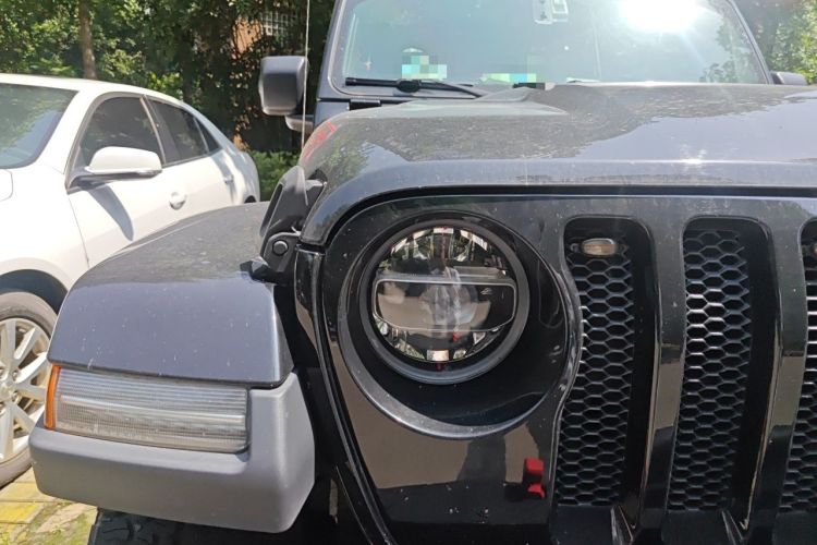 Used Jeep Wrangler 2019 2.0T Sahara Four-Door Version China VI Emission Standard Right Front Headlight
