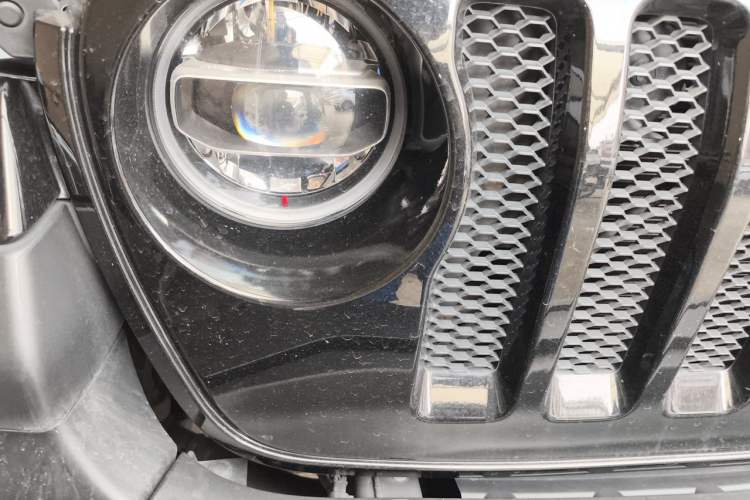 Used Jeep Wrangler 2019 2.0T Sahara Four-Door Version China VI Emission Standard Right Front Headlight