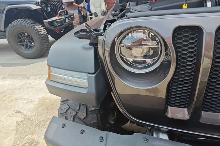 Used Jeep Wrangler 2019 2.0T Sahara Four-Door Version China VI Emission Standard Right Front Headlight