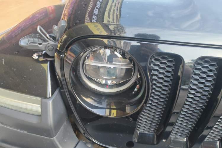 Used Jeep Wrangler 2019 2.0T Sahara Four-Door Version China VI Emission Standard Right Front Headlight