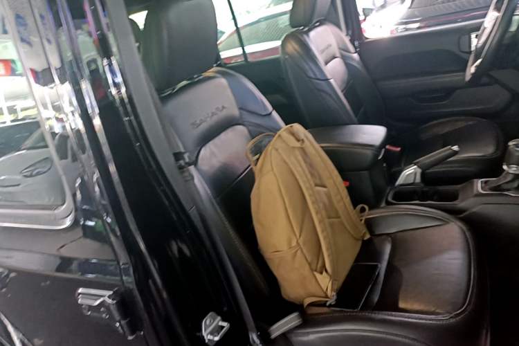 Used Jeep Wrangler 2019 2.0T Sahara Four-Door Version China VI Emission Standard Right Front Seat