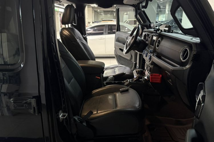 Used Jeep Wrangler 2019 2.0T Sahara Four-Door Version China VI Emission Standard Right Front Seat