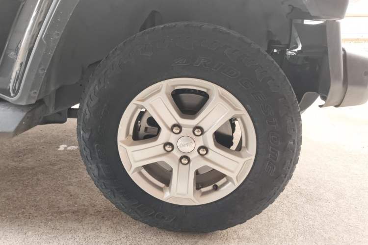 Used Jeep Wrangler 2019 2.0T Sahara Four-Door Version China VI Emission Standard Right Front Wheel Hub