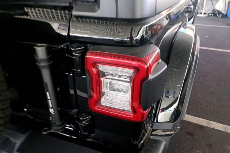 Used Jeep Wrangler 2019 2.0T Sahara Four-Door Version China VI Emission Standard Right Rear Taillight