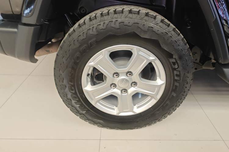 Used Jeep Wrangler 2019 2.0T Sahara Four-Door Version China VI Emission Standard Right Rear Wheel Hub