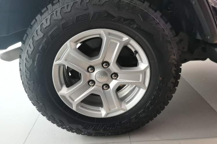 Used Jeep Wrangler 2019 2.0T Sahara Four-Door Version China VI Emission Standard Right Rear Wheel Hub