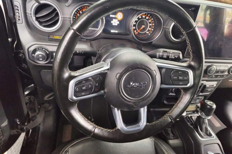 Used Jeep Wrangler 2019 2.0T Sahara Four-Door Version China VI Emission Standard Steering Wheel