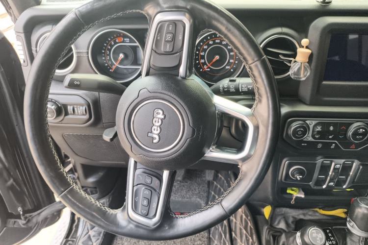 Used Jeep Wrangler 2019 2.0T Sahara Four-Door Version China VI Emission Standard Steering Wheel