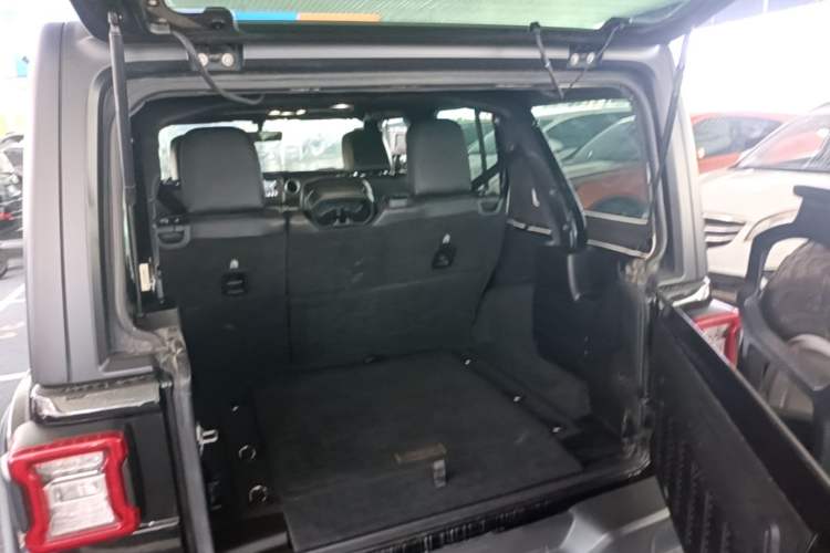 Used Jeep Wrangler 2019 2.0T Sahara Four-Door Version China VI Emission Standard Trunk