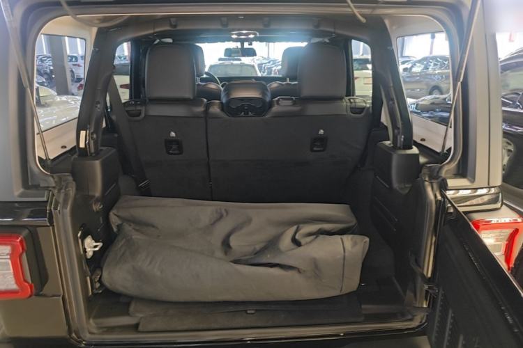 Used Jeep Wrangler 2019 2.0T Sahara Four-Door Version China VI Emission Standard Trunk