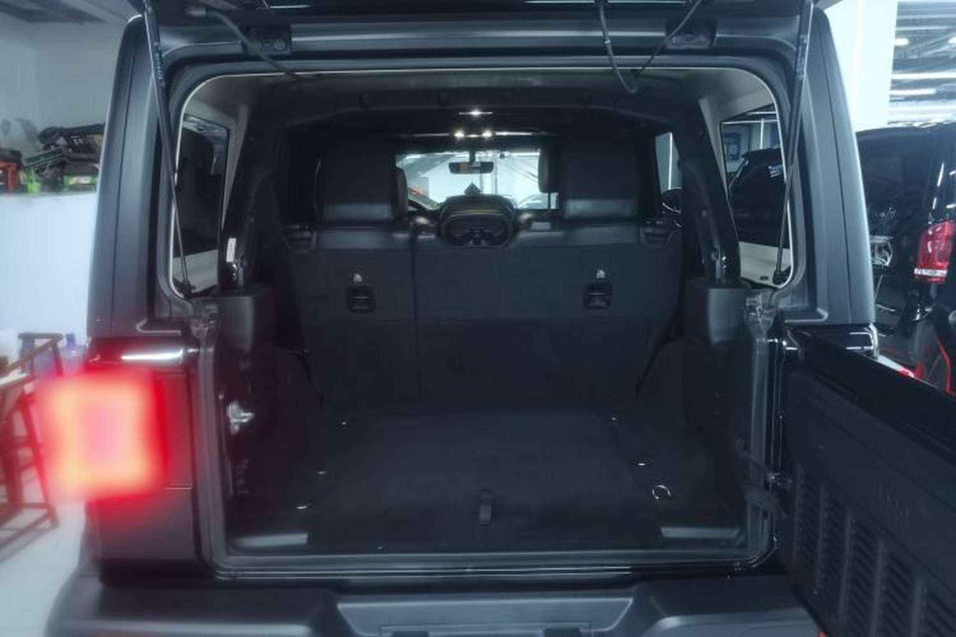 Used Jeep Wrangler 2019 2.0T Sahara Four-Door Version China VI Emission Standard Trunk