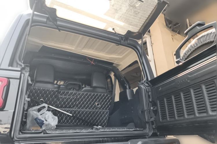 Used Jeep Wrangler 2019 2.0T Sahara Four-Door Version China VI Emission Standard Trunk