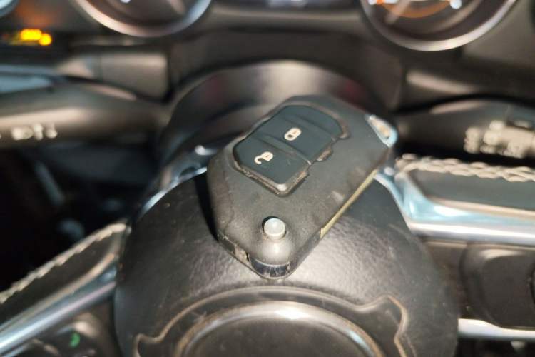 Used Jeep Wrangler 2019 2.0T Sahara Four-Door Version China VI Emission Standard Vehicle Key