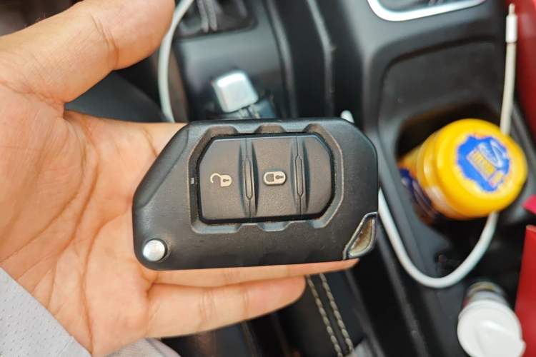 Used Jeep Wrangler 2019 2.0T Sahara Four-Door Version China VI Emission Standard Vehicle Key