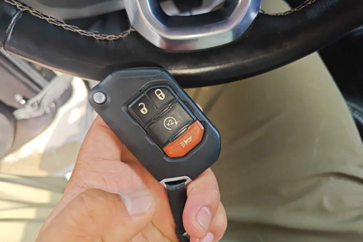 Used Jeep Wrangler 2019 2.0T Sahara Four-Door Version China VI Emission Standard Vehicle Key