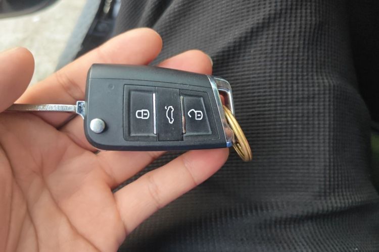 Used Jeep Wrangler 2019 2.0T Sahara Four-Door Version China VI Emission Standard Vehicle Key