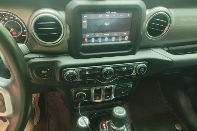 Used Jeep Wrangler 2019 2.0T Sahara Two-Door Version China V Emission Standard Audio And AC Panel