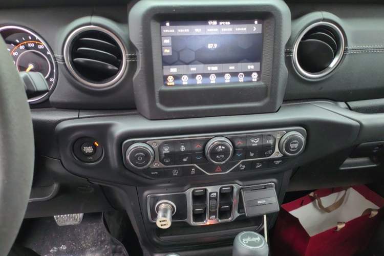 Used Jeep Wrangler 2019 2.0T Sahara 4-Door Version China V Standard Audio And AC Panel