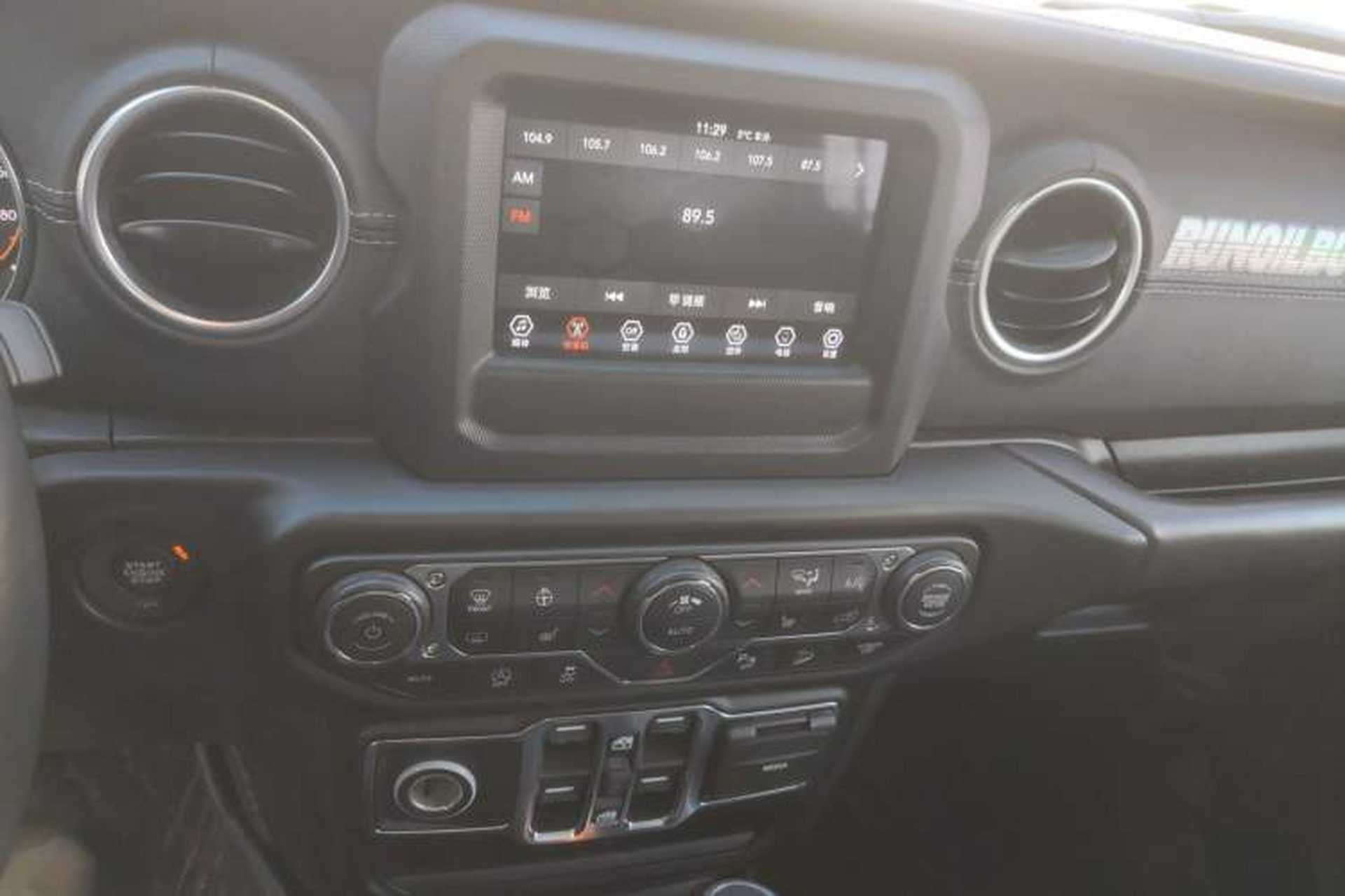 Used Jeep Wrangler 2019 2.0T Sahara Four-Door Version China VI Emission Standard Audio And AC Panel