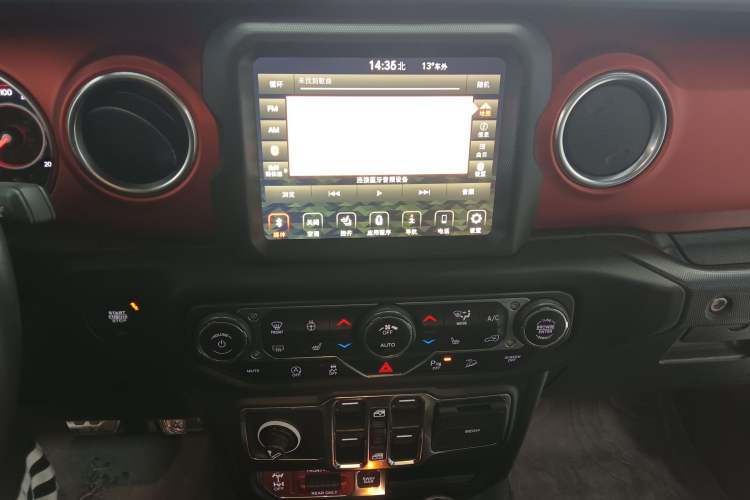 Used Jeep Wrangler 2019 2.0T Rubicon Four-Door Version China VI Emission Standard Audio And AC Panel