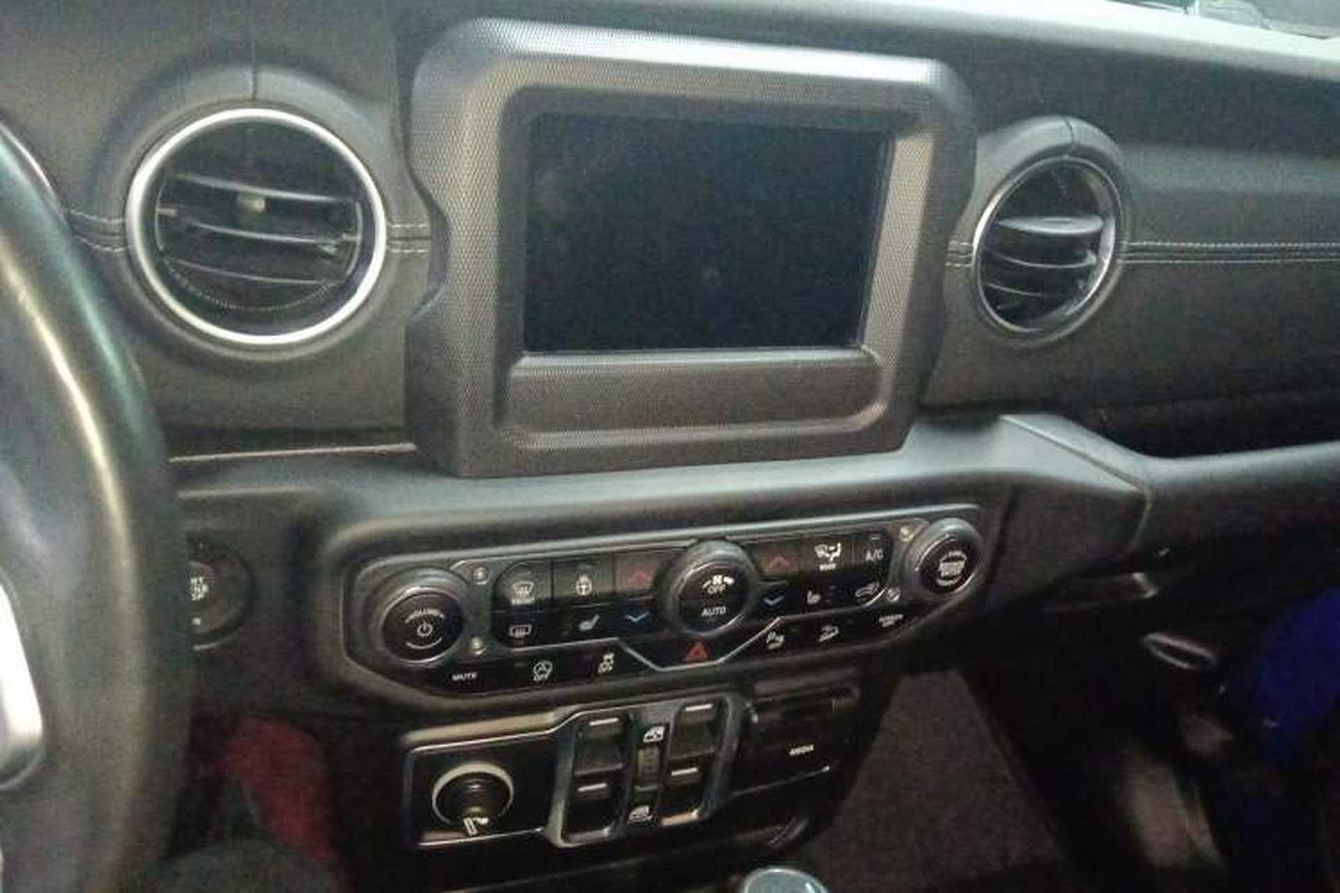 Used Jeep Wrangler 2019 2.0T Sahara Four-Door Version China VI Emission Standard Audio And AC Panel