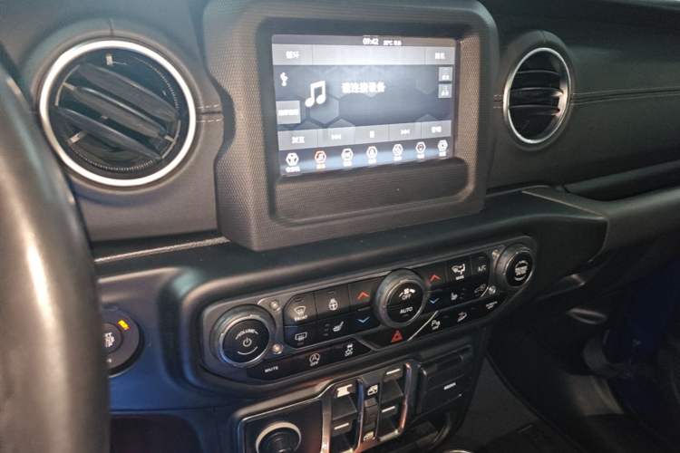 Used Jeep Wrangler 2019 2.0T Sahara Four-Door Version China VI Emission Standard Audio And AC Panel
