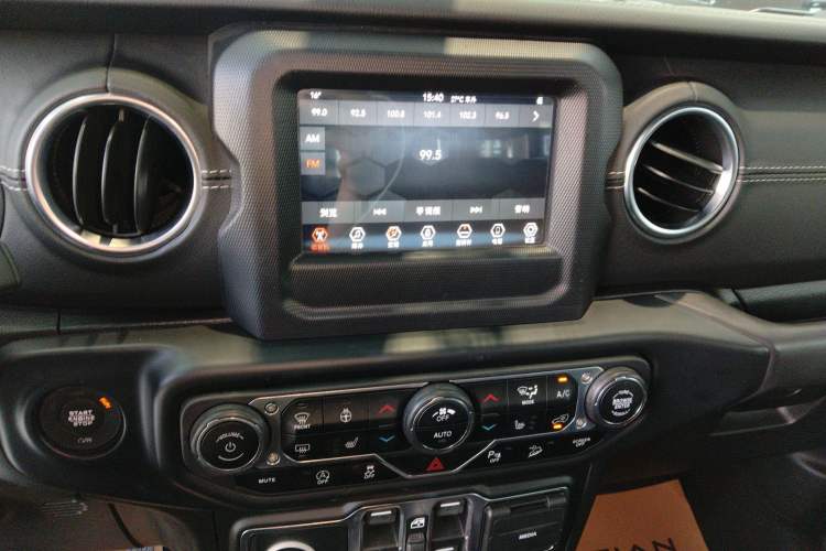 Used Jeep Wrangler 2019 2.0T Sahara Four-Door Brilliant Top Version China VI Emission Standard Audio And AC Panel