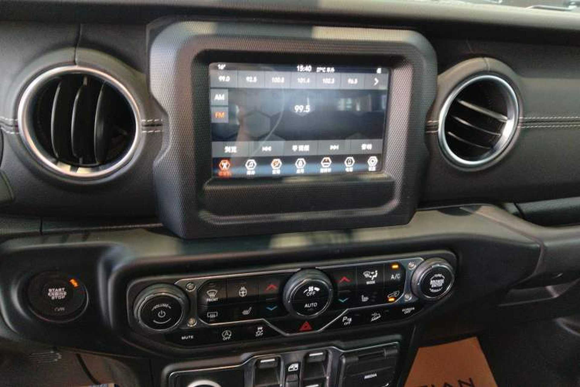 Used Jeep Wrangler 2019 2.0T Sahara Four-Door Brilliant Top Version China VI Emission Standard Audio And AC Panel