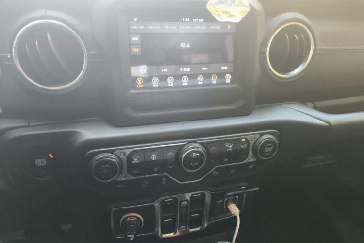 Used Jeep Wrangler 2019 2.0T Sahara Four-Door Version China VI Emission Standard Audio And AC Panel