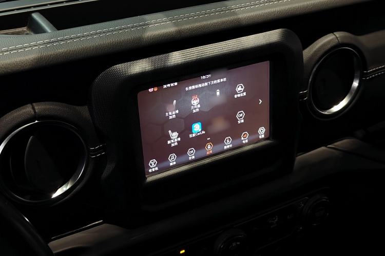 Used Jeep Wrangler 2019 2.0T Sahara Four-Door Brilliant Top Version China VI Emission Standard Audio And AC Panel