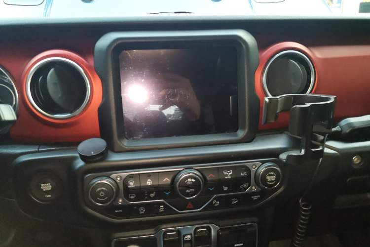 Used Jeep Wrangler 2019 2.0T Rubicon Four-Door Version China VI Emission Standard Audio And AC Panel