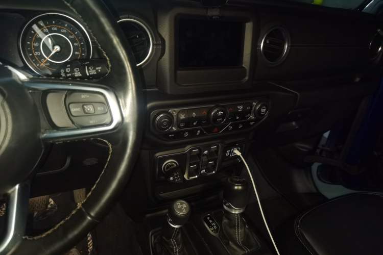Used Jeep Wrangler 2019 2.0T Sahara Four-Door Version China VI Emission Standard Audio And AC Panel