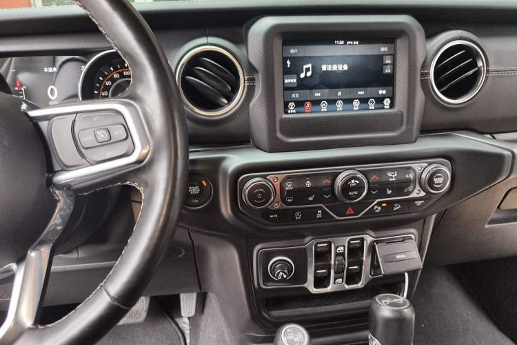 Used Jeep Wrangler 2019 2.0T Sahara Four-Door Version China VI Emission Standard Audio And AC Panel