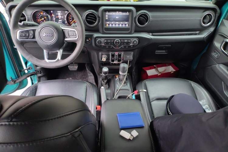 Used Jeep Wrangler 2019 2.0T Sahara 4-Door Version China V Standard Center Console