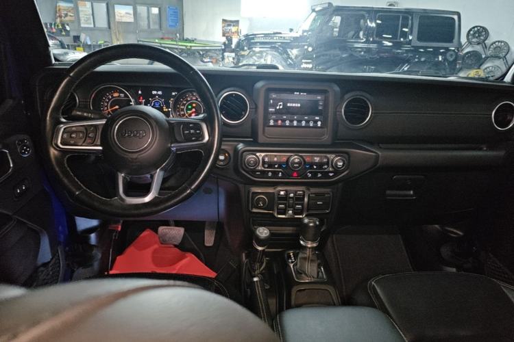 Used Jeep Wrangler 2019 2.0T Sahara Four-Door Version China VI Emission Standard Center Console